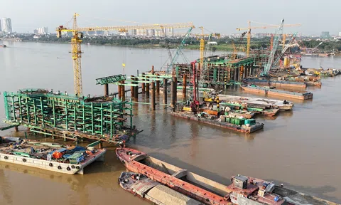 Cầu Trần Hưng Đạo đạt tiến độ “thần tốc”, thành công vượt lũ, trụ cầu vươn cao, dựng vòm thép chỉ sau 8 tháng khởi công
