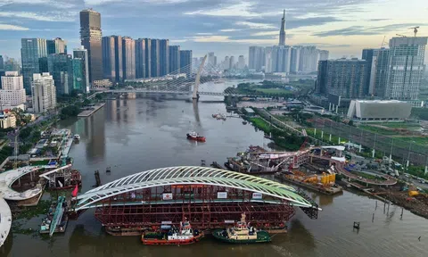 Cầu đi bộ hình lá dừa nước qua sông Sài Gòn chính thức hợp long