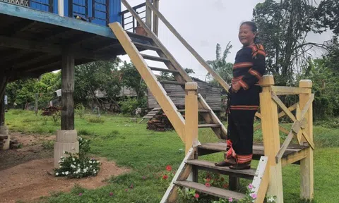 Người phụ nữ Gia Rai góp sức mang con chữ về buôn làng