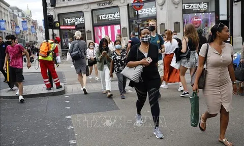 Anh: Khách hàng lo ngại các biện pháp mới kiểm soát dịch