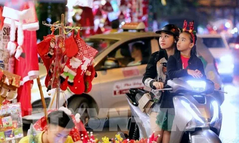 Hà Nội: Giá phụ kiện trang trí Giáng sinh tăng, sức mua yếu