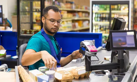 Anh: Liên hiệp Nghiệp đoàn Thương mại kêu gọi chính phủ tăng lương cho người lao động