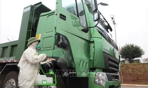 Thông quan các cửa khẩu, lối mở biên giới tại Móng Cái