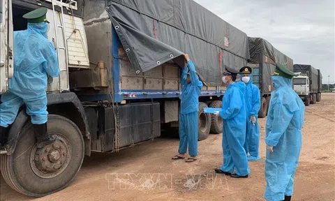 Giảm ùn tắc và chống buôn lậu ở Cửa khẩu quốc tế Lao Bảo