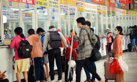 Người dân Tp. Hồ Chí Minh nhộn nhịp ra bến xe, nhà ga về quê đón Tết