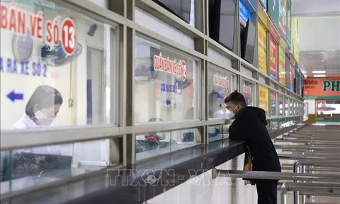 Hàng không đông đúc, bến tàu, xe khách đìu hiu ngày cận Tết