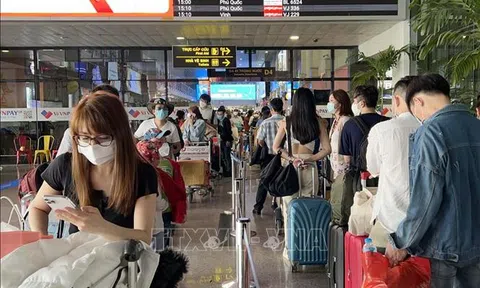Tp. Hồ Chí Minh: Hành khách chen chân ở sân bay Tân Sơn Nhất