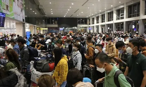 Lượng khách qua sân bay Tân Sơn Nhất tăng cao kỷ lục