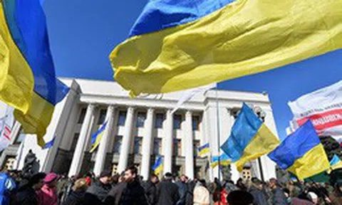 Fitch hạ bậc xếp hạng triển vọng nợ dài hạn của Ukraine