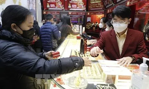 Người dân xếp hàng mang vàng về nhà cầu may