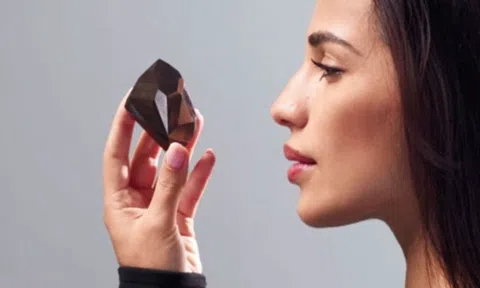 Viên kim cương đen ‘Enigma’ từ vũ trụ được bán với giá 3,16 triệu bảng