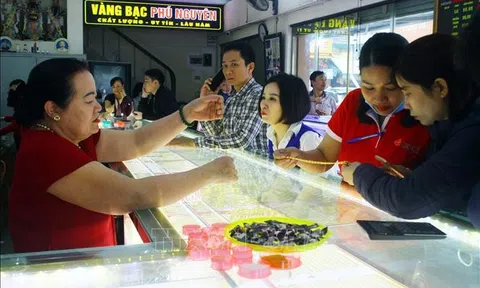 Người dân Nghệ An đổ xô mua vàng lấy may ngày vía Thần Tài
