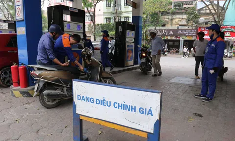 Giá xăng dầu tăng tiếp gần 1.000 đồng/lít