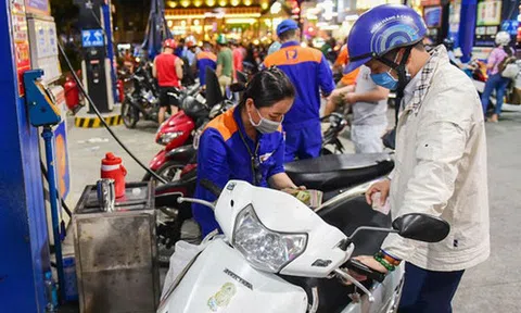 Chuyên gia kinh tế: Giá xăng dầu tăng sẽ tác động mạnh tới tăng trưởng và áp lực lạm phát