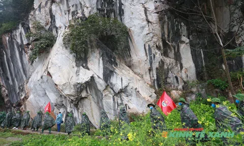 Hơn 100 người tham gia chương trình du lịch trải nghiệm “Hành quân theo bước chân anh” tại Hà Giang