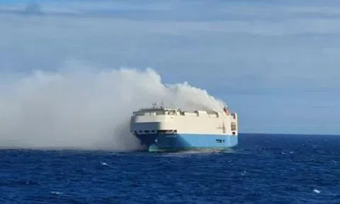 Con tàu chở xe Porsche và Bentley bốc cháy dữ dội giữa biển
