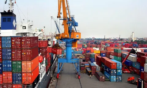 Hàng qua cảng biển giữ nhịp tăng trưởng đầu năm