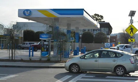 Dầu Brent duy trì đà tăng giá, kết thúc chuỗi 8 tuần tăng liên tiếp của dầu WTI