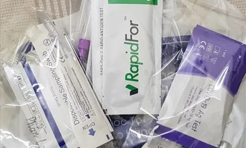 Lạm dụng kit test nhanh COVID-19 dẫn đến khan hiếm