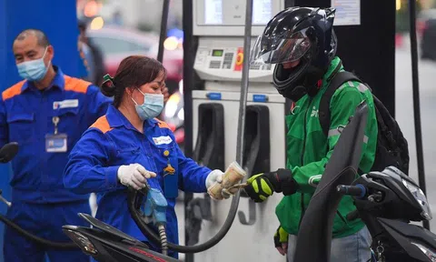 Theo dòng thời sự: Giải pháp nào cho vấn đề giá xăng?