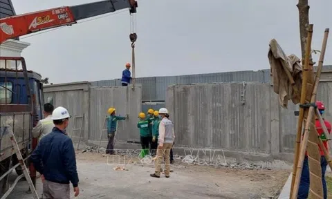 Huyện Hoài Đức (Hà Nội) yêu cầu tháo dỡ bức tường chặn lối đi lại của người dân trước ngày 5/3