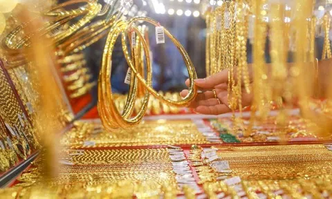 Giá vàng tiếp tục thiết lập kỷ lục mới trên 69 triệu đồng/lượng