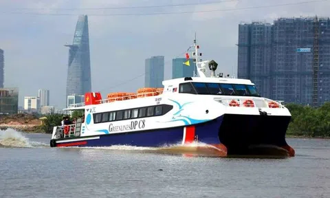 Đồng loạt ra quân rà soát, kiểm tra tàu cao tốc chở khách từ bờ ra đảo