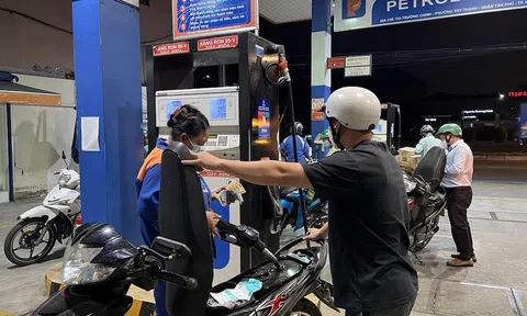 Nóng: Giá xăng tăng sốc, sát mốc 30.000 đồng/lít