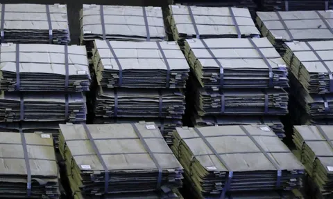 Các ngân hàng toàn cầu phản ứng thế nào khi giá niken tăng mạnh?