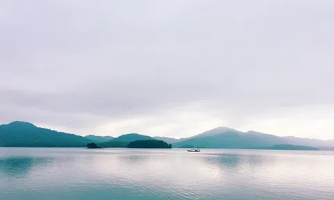 Sân bay LiBi chứng tích chiến tranh giữa lòng hồ Kẻ Gỗ