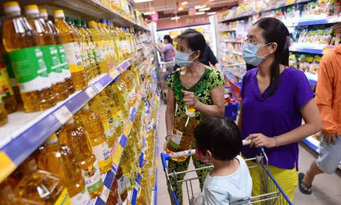 Giá xăng dầu tăng cao, nhiều siêu thị nỗ lực "kìm giá" hàng hóa