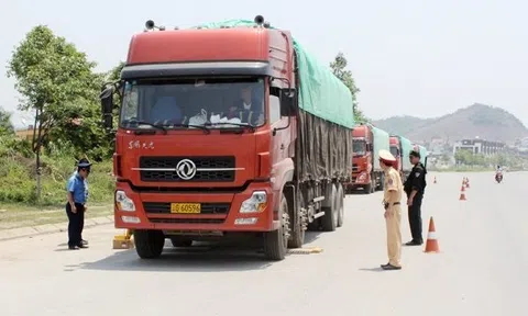Ghi hình "phạt nguội" xe cơi nới thành thùng chở quá tải