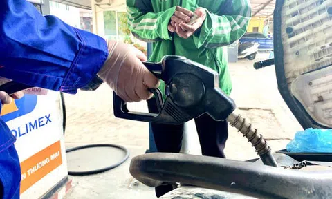 Vì sao giá xăng tăng mạnh mà chỉ giảm nhỏ giọt?