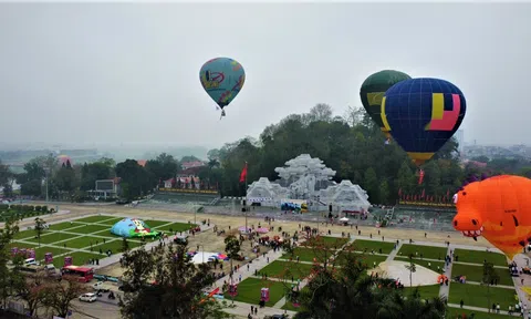 Lễ hội Khinh khí cầu quốc tế lần I tại Tuyên Quang thu hút hàng nghìn người tham dự