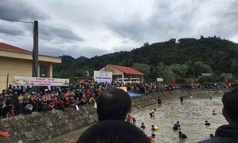 Tuyên Quang: Hàng trăm người hào hứng tham dự Hội bắt cá bằng tay tại Na Hang