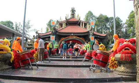 Du khách thành kính dâng hương tưởng niệm các Vua Hùng tại Khu Du lịch Suối Tiên
