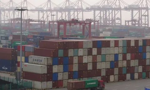 Hàng trăm tàu container bị tắc nghẽn ở cảng Trung Quốc vì chính sách "zero COVID"