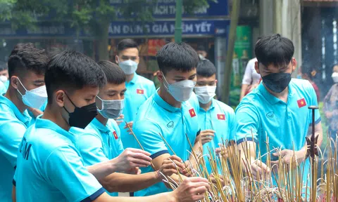 Đội tuyển U23 Việt Nam dâng hương tưởng niệm các Vua Hùng
