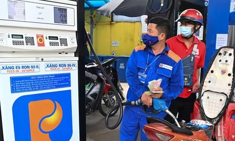 Giá xăng tăng gần 700 đồng một lít