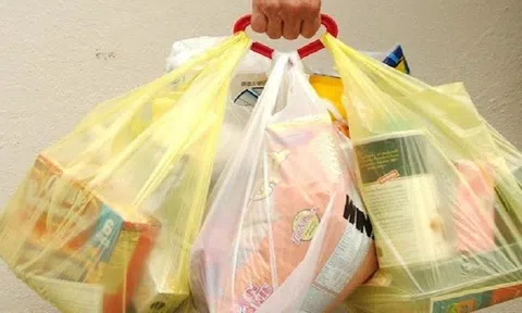 Từ năm 2026, nhà bán lẻ cung cấp túi nylon dùng một lần sẽ bị xử phạt