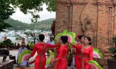 Du khách say mê với điệu múa Chăm ở Nha Trang