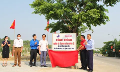 Con đường cờ Tổ quốc tại Khu di tích Ngã ba Đồng Lộc