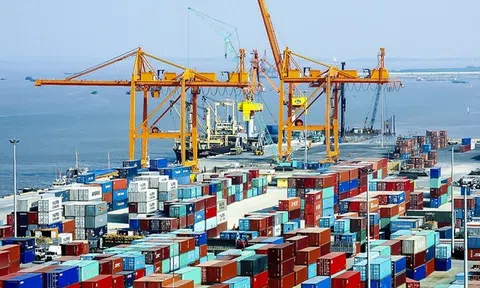 4 tháng đầu năm ước tính hơn 236 triệu tấn hàng hóa qua cảng biển