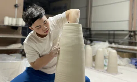 Nghệ nhân 25 tuổi mang 'tiếng nói' cho đất