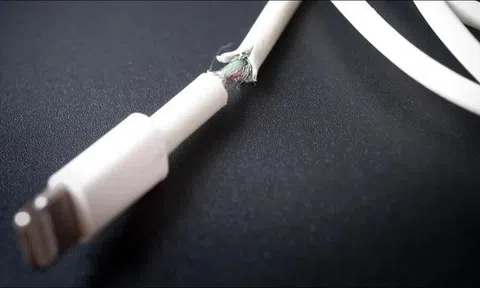 3 dấu hiệu nên thay ngay sạc điện thoại