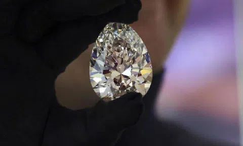 Thụy Sĩ đấu giá viên kim cương trắng "khổng lồ" nặng 228,31 carat