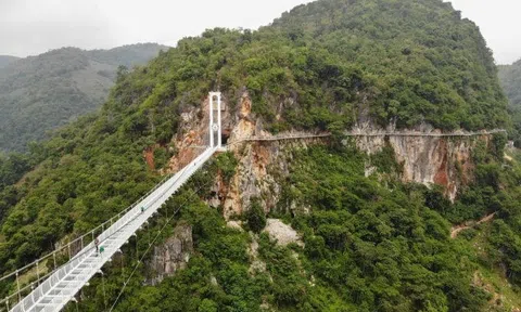 Cầu kính dài nhất thế giới tại Việt Nam lên một loạt báo nước ngoài