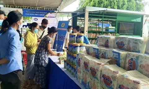 Nutifood và Quỹ phát triển tài năng Việt trao hàng ngàn quà tặng cho công nhân ở Bình Dương