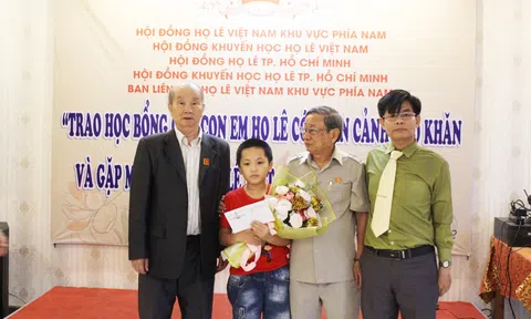 Hội đồng Khuyến học họ Lê Việt Nam trao học bổng khuyến học cho học sinh khó khăn