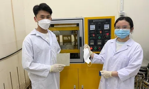 Sản xuất tấm nhựa từ khẩu trang y tế